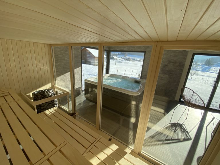 Gîte les combes-espace détente vu depuis le sauna