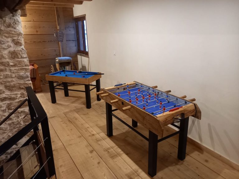 Espace jeux avec babyfoot, billard, ping-pong et air hockey