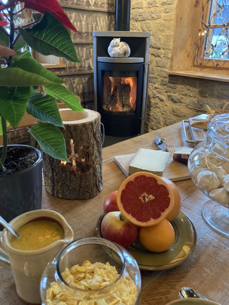 MAISON D'HÔTES - L'ARBRE A CHAPEAUX-Petit dejeuner au coin du feu