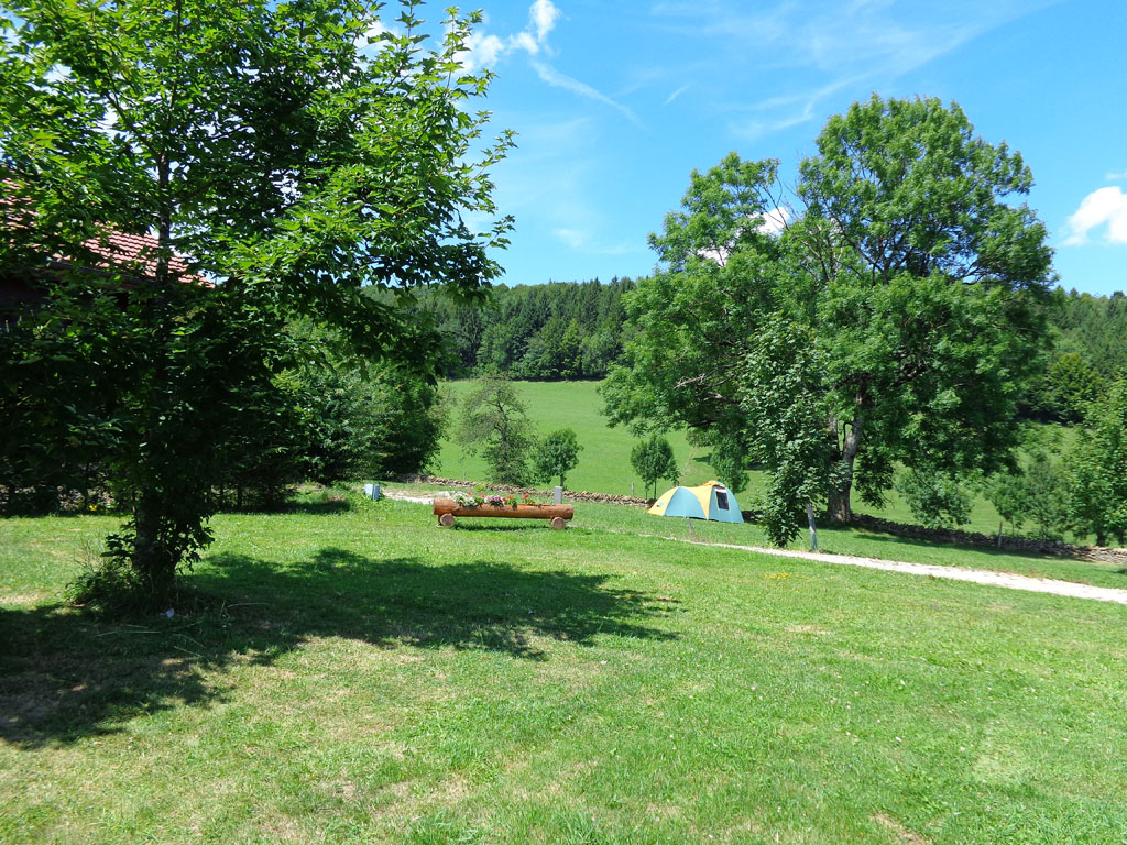 camping-montaigu-valoreille-2.jpg